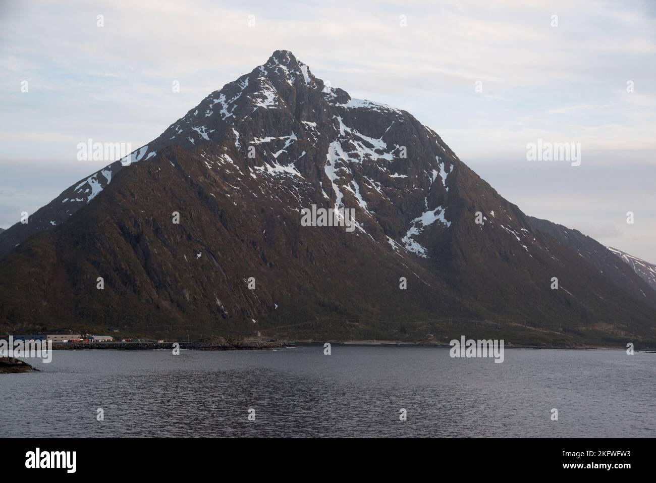 Austvågøya è la più grande isola dell'arcipelago delle Lofoten nella contea di Nordland, in Norvegia, coperta da aspre montagne che si trovano in acque fredde. Foto Stock