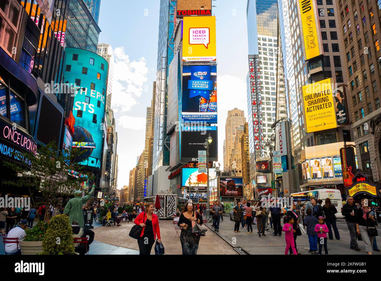 New York City, NY, USA, Times Square Street Scene, gente di folla, con luci pubblicitarie, traffico, persone Foto Stock
