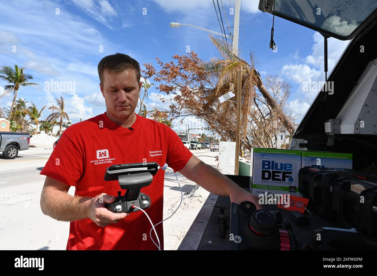 Tom Spencer, US Army Corps of Engineers, Jacksonville District, program manager / project engineer di telerilevamento, vola un drone su Fort Myers Beach, Florida, ottobre 11, per raccogliere dati sui danni causati dalla tempesta a seguito della caduta in discarica dell'uragano Ian, settembre 28. Spencer è uno degli oltre 280 dipendenti della USACE dislocati in Florida che stanno attivamente sostenendo la FEMA e le operazioni di recupero dello stato. Foto Stock