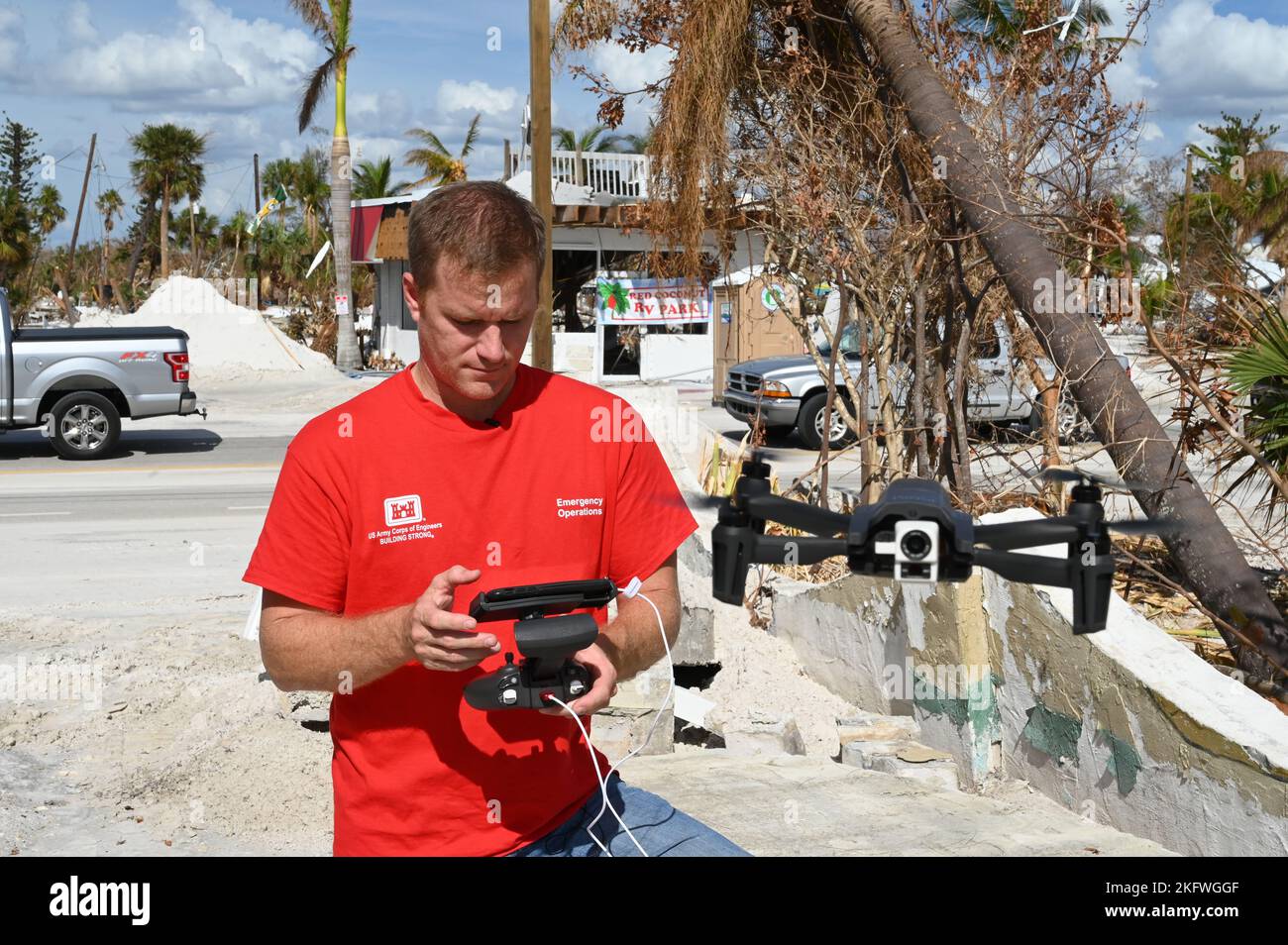 Tom Spencer, US Army Corps of Engineers, Jacksonville District, program manager / project engineer di telerilevamento, vola un drone su Fort Myers Beach, Florida, ottobre 11, per raccogliere dati sui danni causati dalla tempesta a seguito della caduta in discarica dell'uragano Ian, settembre 28. Spencer è uno degli oltre 280 dipendenti della USACE dislocati in Florida che stanno attivamente sostenendo la FEMA e le operazioni di recupero dello stato. Foto Stock