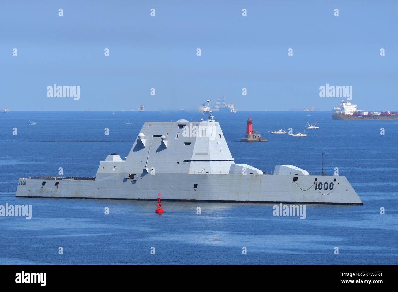 Prefettura di Kanagawa, Giappone - 26 settembre 2022: United States Navy USS Zumwalt (DDG-1000), cacciatorpediniere di classe Zumwalt che entra nel porto di Yokosuka in Giappone. Foto Stock