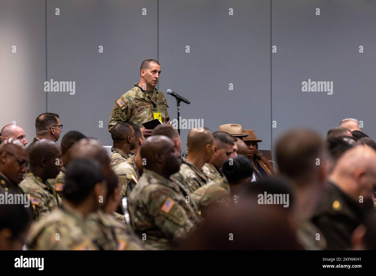 Comando dell'esercito degli Stati Uniti Sgt. Il maggiore Giancarlo Macri, comandante Sergeant Major, 10th Army Air Missile Defense Command, pone una domanda al panel di Sergeant Major durante il Sergeant Major del Forum per lo sviluppo professionale dell’Armata il secondo giorno dell’Associazione dell’Armata degli Stati Uniti 2022 Annual Meeting and Exposition, ottobre 11, 2022, al Walter E. Washington Convention Center di Washington, D.C., i partecipanti che hanno partecipato al forum hanno avuto l'opportunità di porre domande al termine della presentazione. Foto Stock