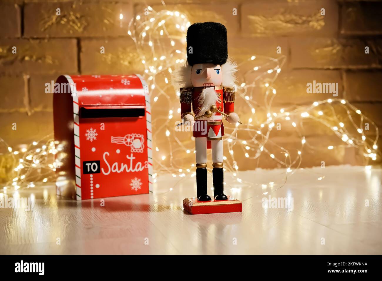 Giocattolo di Capodanno. Batterista in legno. Cassetta postale . nutcracker Foto Stock