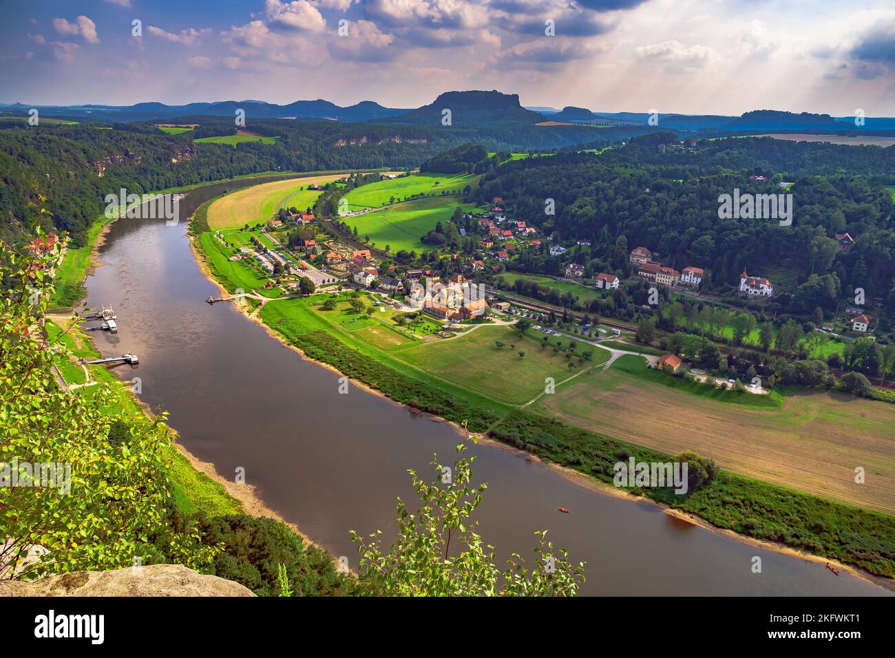 Il fiume Elba e il Parco Nazionale della Svizzera Sassone vicino a Dresda in Germania. Foto Stock
