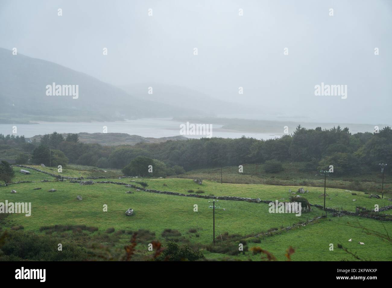 Una vista dalla storica fortezza in pietra di Caherdaniel nella contea di Kerry, Repubblica d'Irlanda. Foto Stock