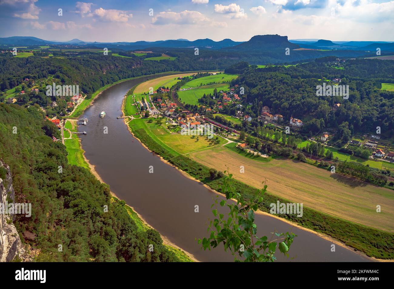 Il fiume Elba e il Parco Nazionale della Svizzera Sassone vicino a Dresda in Germania. Foto Stock