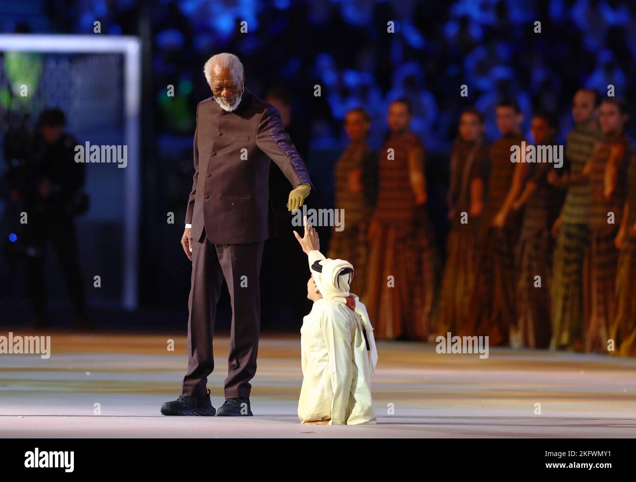 Al Khor, Qatar. 20th Nov 2022. L'attore Morgan Freeman e Ghanim al Muftah durante la partita di Coppa del mondo FIFA 2022 allo stadio al Bayt, al Khor. Il credito per le immagini dovrebbe essere: David Klein/Sportimage Credit: Sportimage/Alamy Live News Foto Stock