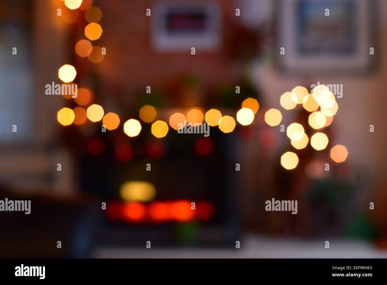 Sfondo astratto di un salotto interno sfocato con effetti bokeh a Natale/inverno. Foto Stock