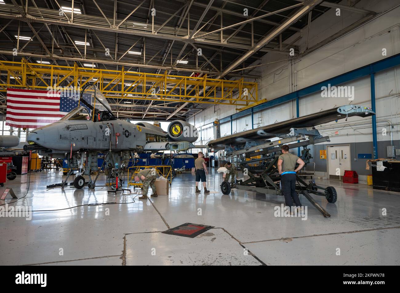 Gli Stati Uniti Air Force Airmen assegnati al gruppo di manutenzione degli aeromobili 309th Expeditionary Depot Maintenance team sostituiscono le ali su un A-10 Thunderbolt II assegnato al 357th Fighter Generation Squadron presso la base aerea Davis-Monthan, Arizona, 11 ottobre 2022. A causa dell'ampio lavoro approfondito richiesto per completare una sostituzione WiNG, i professionisti qualificati del 309th AMXG Expeditionary Depot si sono schierati a DM per questa importante manutenzione dei componenti. Foto Stock