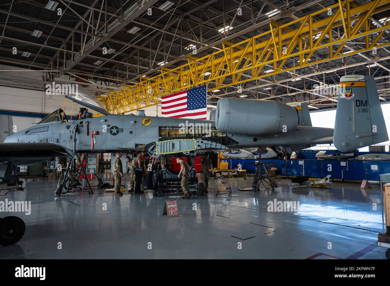 Gli Stati Uniti Air Force Airmen assegnati al gruppo di manutenzione degli aeromobili 309th Expeditionary Depot Maintenance team sostituiscono le ali su un A-10 Thunderbolt II assegnato al 357th Fighter Generation Squadron presso la base aerea Davis-Monthan, Arizona, 11 ottobre 2022. A causa dell'ampio lavoro approfondito richiesto per completare una sostituzione WiNG, i professionisti qualificati del 309th AMXG Expeditionary Depot si sono schierati a DM per questa importante manutenzione dei componenti. Foto Stock