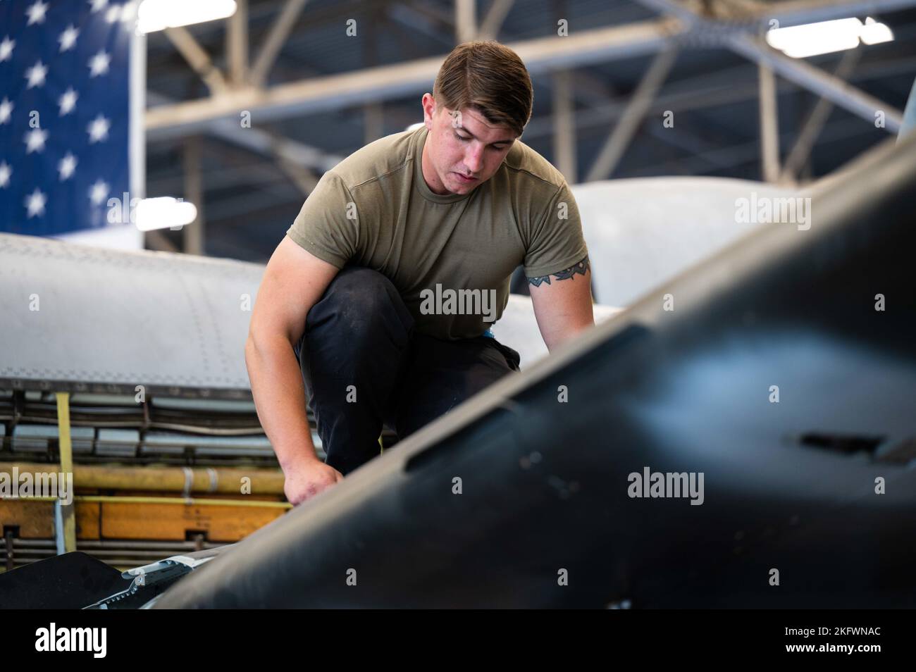 Personale dell'aeronautica degli Stati Uniti Sgt. Bailey Brazil, membro del team tattico di manutenzione del deposito aereo 309th Aircraft Maintenance Group, sostituisce le ali di un A-10 Thunderbolt II assegnato al 357th Fighter Generation Squadron presso la base aerea Davis-Monthan, Arizona, 11 ottobre 2022. Il completamento di questo processo presso DM ha accelerato il processo di scambio delle ali e ha aggiunto circa 7,3 mila ore nel programma di volo, collocando tre jet di nuovo nel sistema di lavoro per completare missioni, tristezze e innumerevoli requisiti di formazione. Foto Stock