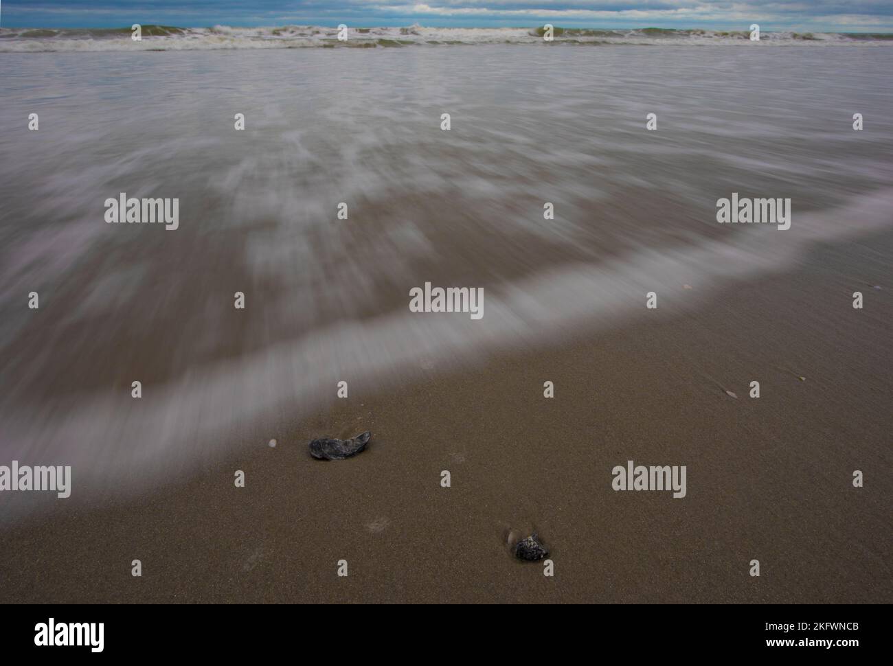 Marea che precipitano in conchiglie a Myrtle Beach in una giornata colma Foto Stock