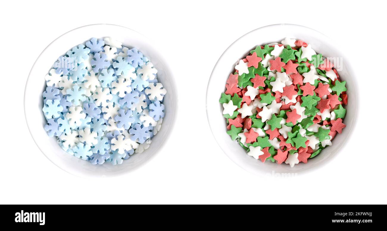 Fiocchi di neve e coriandoli a forma di stella, in ciotole bianche. Dolciumi dolci, prodotti dolciari, a base di zucchero e riso. Foto Stock