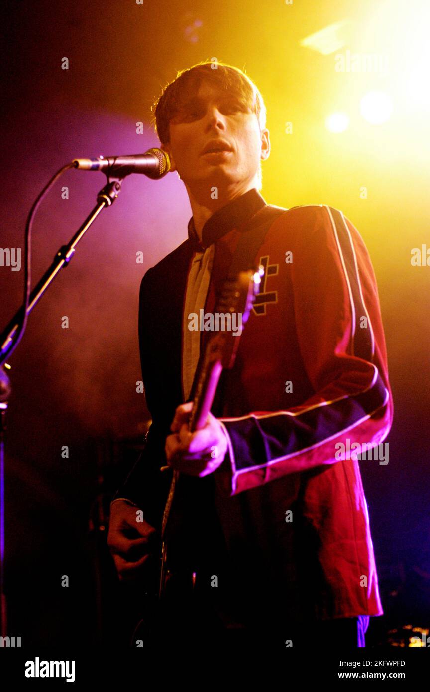 PRIMO CONCERTO, FRANZ FERDINAND, 2004: Un giovanissimo ALEXANDER KAPRANOS, cantante e chitarrista con la band scozzese FRANZ FERDINAND in tour nella settimana di uscita del loro album di debutto omonimo sul NME Tour at Cardiff Students' Union, 8 febbraio 2004. Fotografia: ROB WATKINS. INFO: Franz Ferdinand è un gruppo musicale scozzese formatosi nel 2002, noto per il loro sonorità revival post-punk accattivante e danzante. Il loro album di debutto, 'Franz Ferdinand', e successi come 'Take me Out' li catapultarono alla fama internazionale e all'influenza significativa nell'indie rock. Foto Stock