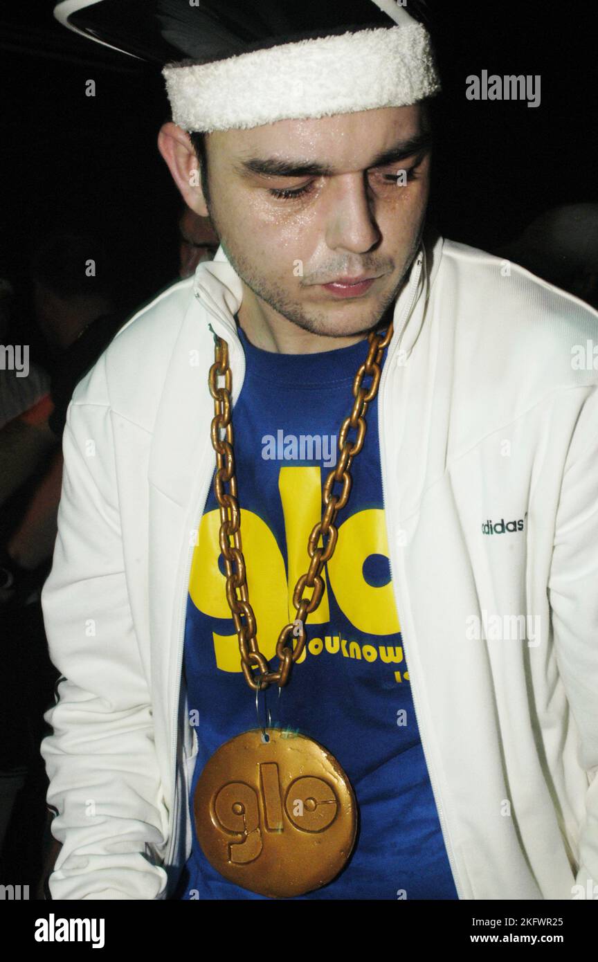 GOLDIE LOOKIN CHAIN, CONCERTO, 2003: Adam Hussain ad un concerto molto precoce della Goldie Lookin Chain prima di firmare per la loro major label al Welsh Club di Cardiff, Galles, Regno Unito, il 18 settembre 2003. Fotografia: ROB WATKINS. INFO: Goldie Looking Chain è un gruppo rap gallese formatosi nel 2003. Noti per i loro testi umoristici e le personalità distintive, hanno guadagnato fama con successi come "Guns Don't Kill People, rapper Do" e la loro interpretazione satirica della cultura hip-hop britannica. Foto Stock