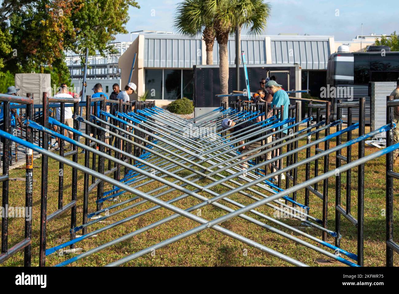 Gli airmen assegnati alla 325th Fighter Wing lavorano con lo staff dell'Air Force Entertainment per allestire un concerto presso la Tyndall Air Force base, Florida, 12 ottobre 2022. Volontari di tutto il Team Tyndall si sono riuniti per aiutare a costruire il palcoscenico di 180 piedi. Foto Stock