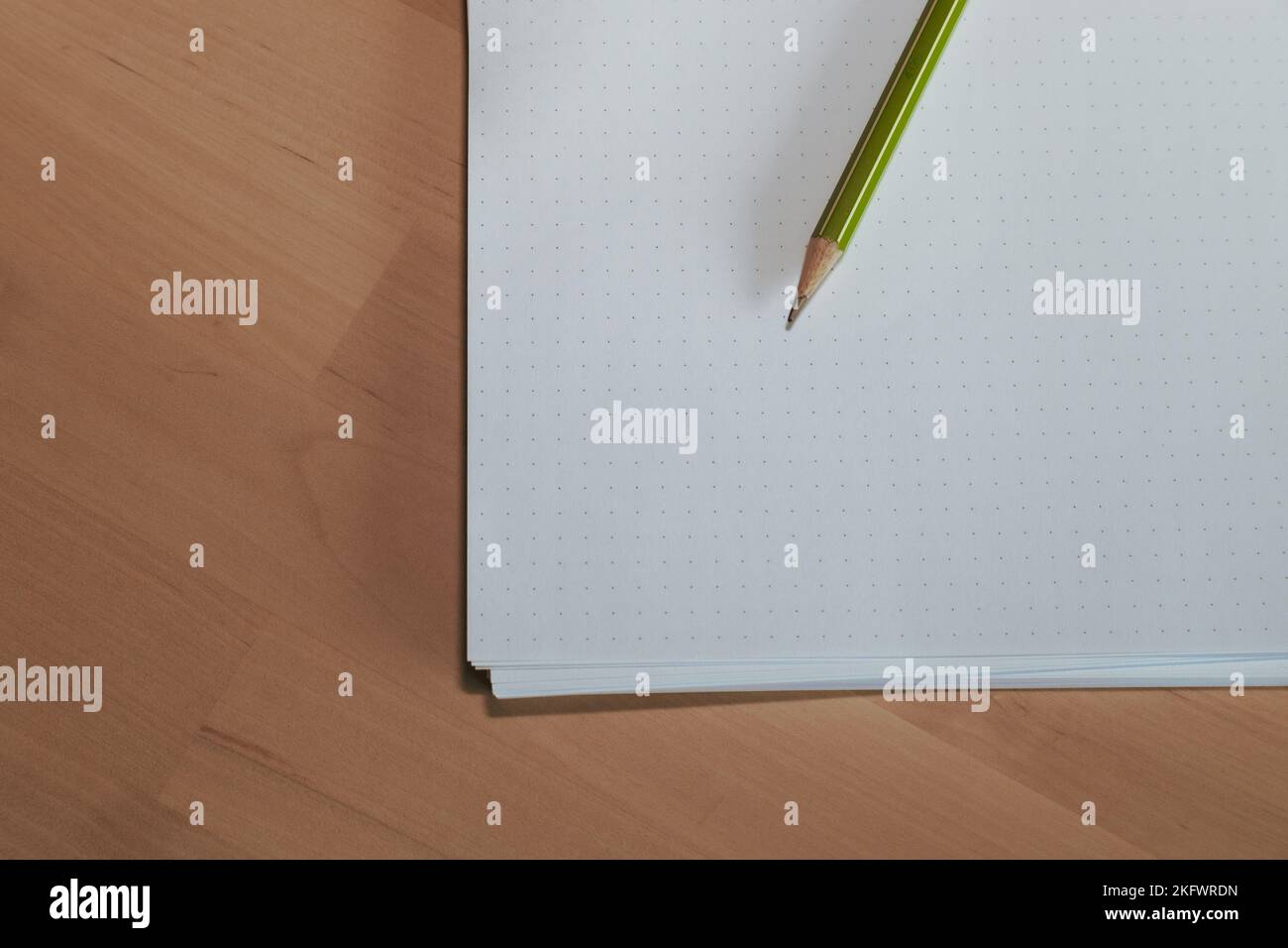 Carta con matita su tavolo di legno. Matita sul tavolo, lo strumento blogger Foto Stock