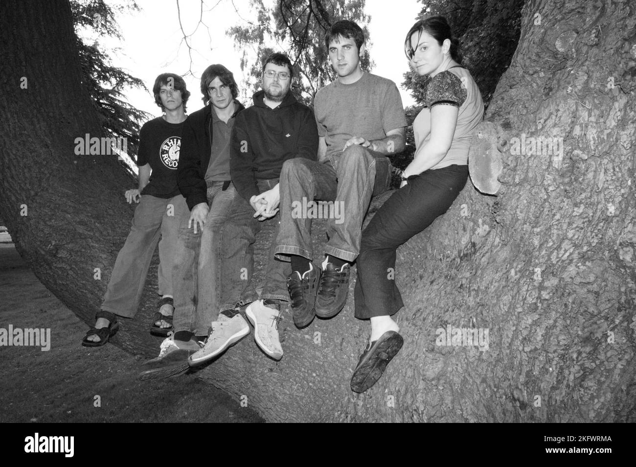 GORKY'S ZYGOTIC MYNCI Publicity Photographs scattata a Cardiff, 30 giugno 2003. Fotografia: ROB WATKINS. INFO: Gorky's Zygotic Mynci, un gruppo psichedelico e indie rock gallese attivo dai primi anni '90 ai primi anni '2000, ha creato un suono stravagante ed eclettico. Album come "Barafundle" hanno mostrato il loro approccio multilingue influenzato dal folk, rendendoli influenti nelle scene alternative e indie. Foto Stock