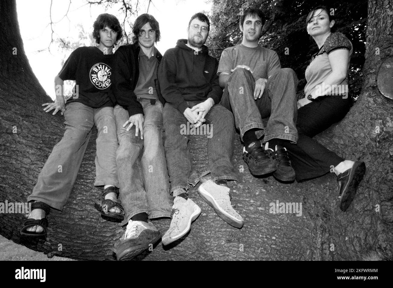 GORKY'S ZYGOTIC MYNCI Publicity Photographs scattata a Cardiff, 30 giugno 2003. Fotografia: ROB WATKINS. INFO: Gorky's Zygotic Mynci, un gruppo psichedelico e indie rock gallese attivo dai primi anni '90 ai primi anni '2000, ha creato un suono stravagante ed eclettico. Album come "Barafundle" hanno mostrato il loro approccio multilingue influenzato dal folk, rendendoli influenti nelle scene alternative e indie. Foto Stock