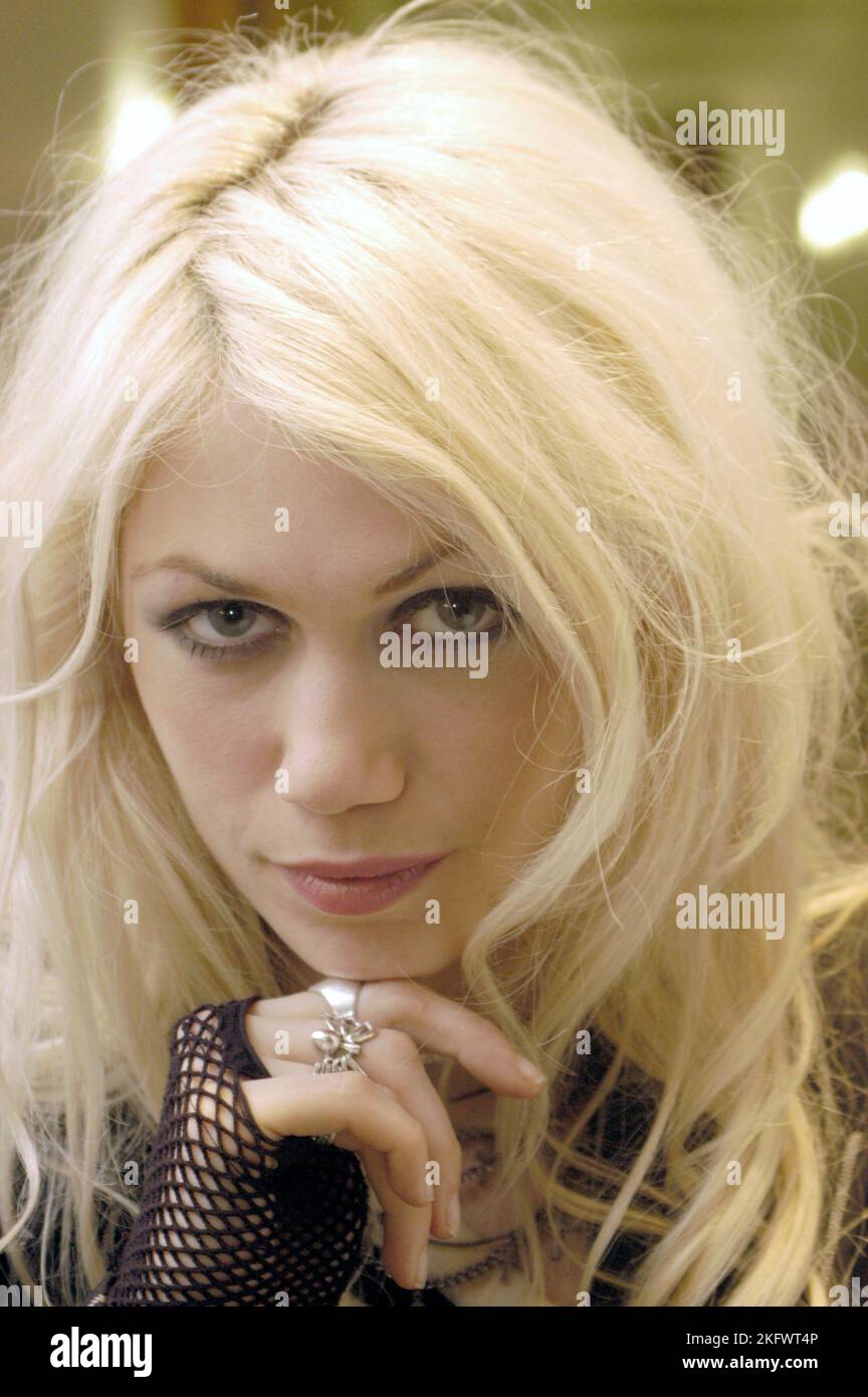 HARRY, AMAZONICA, RITRATTO, 2003: Cantante pop HARRY – nome completo Victoria Harrison – alias Amazonica e Dirty Harry – cantante rock fotografata a St David's Hotel a Cardiff, Galles, Regno Unito il 5 marzo 2003. Foto: ROB WATKINS. INFO: Victoria Harrison, conosciuta come Amazonica, è una cantautrice britannica acclamata per la sua voce soul e le sue performance accattivanti. La sua musica fonde beat elettronici con testi sinceri, mettendo in mostra il suo talento e la sua versatilità come artista. Foto Stock