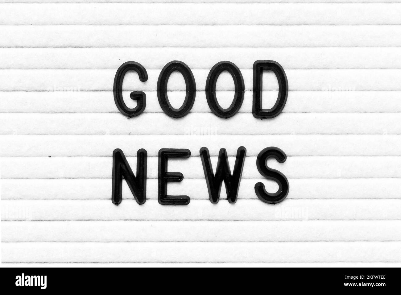 Nero colore lettera in parola buone notizie su sfondo bianco feltrato bordo Foto Stock