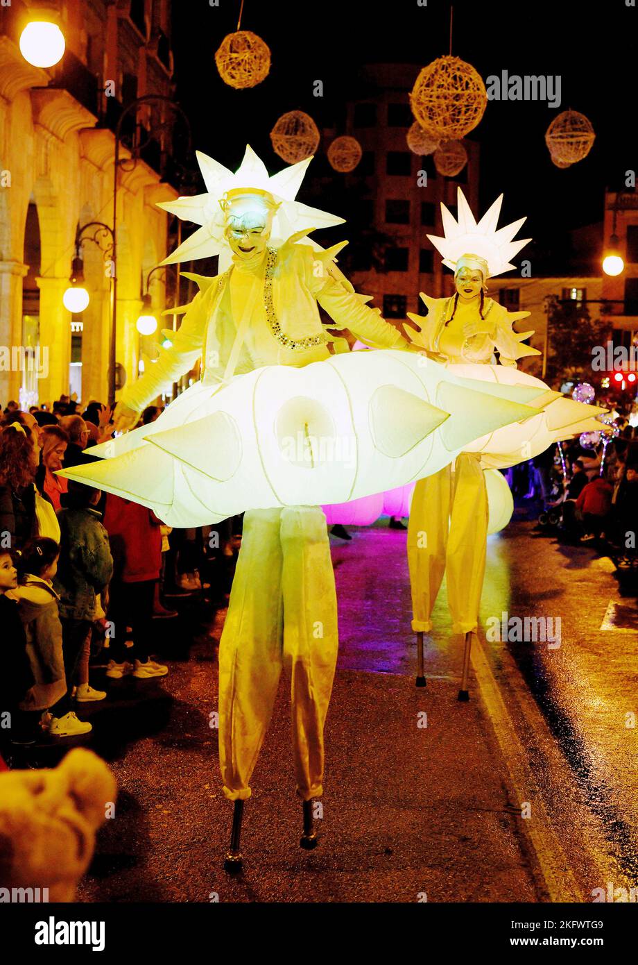 Palma di Maiorca, Spagna, 19th novembre 2022. Spettacolo di illuminazione natalizia di notte nelle strade della città di Palma di Maiorca. Foto Stock