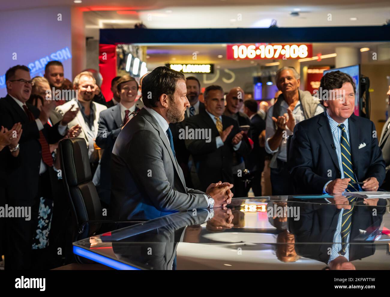 Fox Nation Patriot Awards a Hollywood, Florida - ancora Tucker Carlson e Barstool Sports CEO David Portnoy sul set della mostra Foto Stock