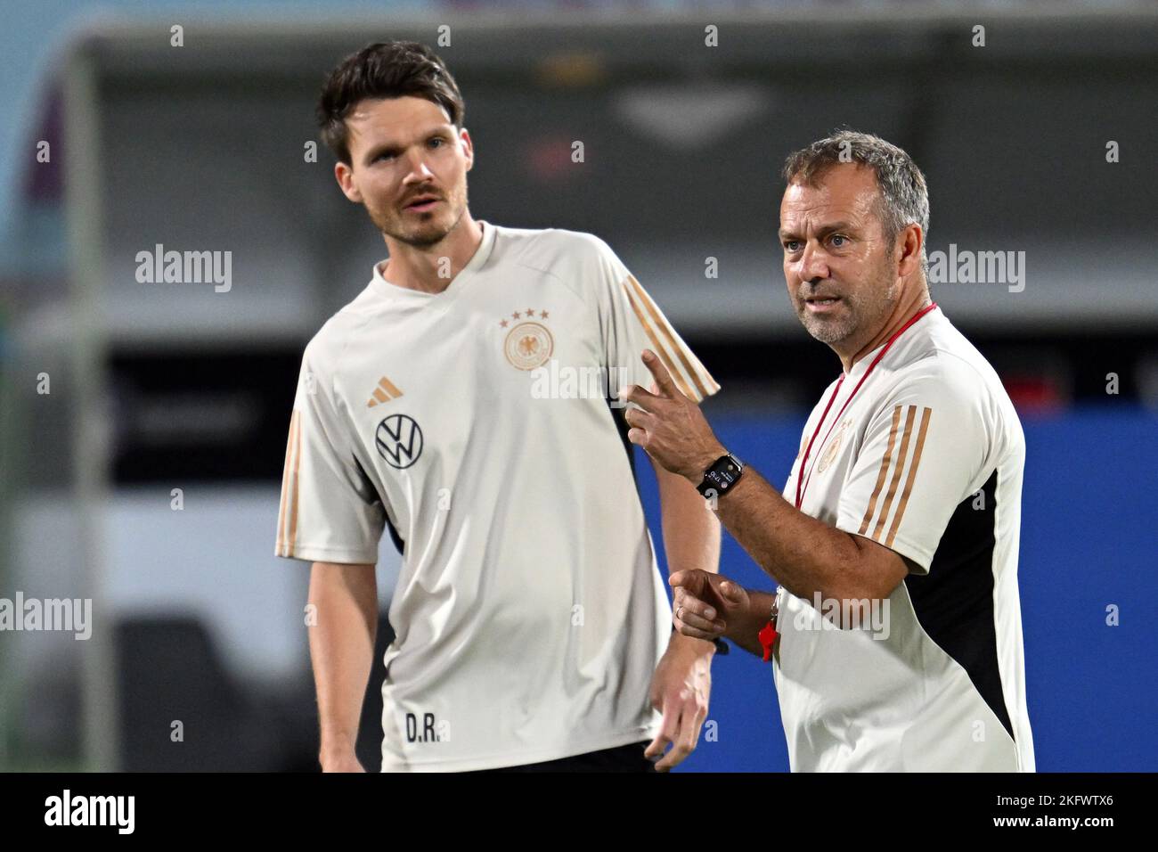 Al Shamal, Qatar. 20th Nov 2022. Calcio, Coppa del mondo 2022 in Qatar, nazionale, formazione in Germania, allenatore nazionale Hansi Flick (r) e co-allenatore Danny Röhl parlare tra loro. Credit: Federico Gambarini/dpa/Alamy Live News Foto Stock