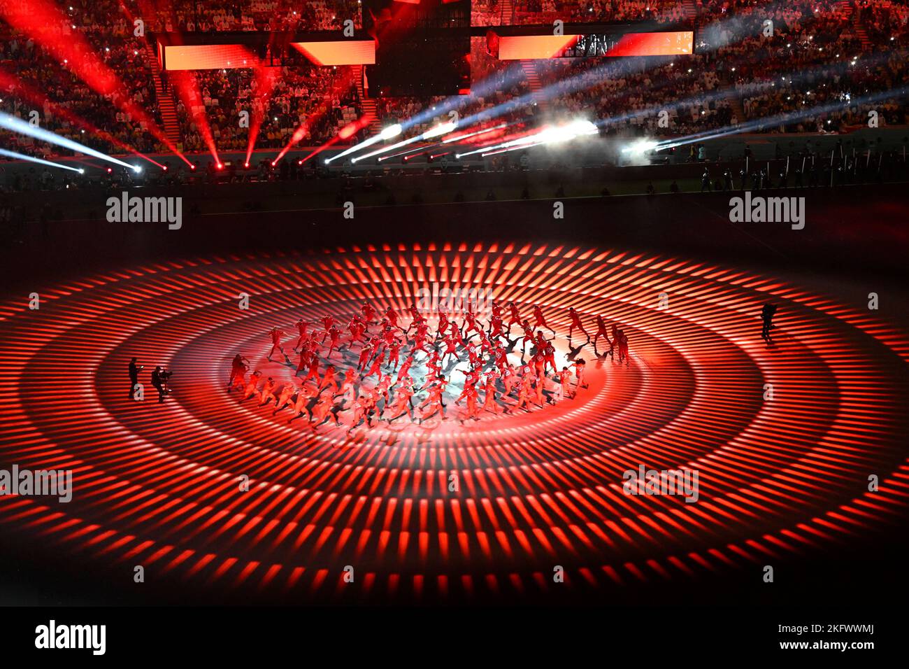 Al Khor, Qatar. 20th Nov 2022. Gli artisti si esibiscono durante la cerimonia di apertura della Coppa del mondo Qatar FIFA 2022 allo stadio al Bayt di al Khor, Qatar, 20 novembre 2022. Credit: Xiao Yijiu/Xinhua/Alamy Live News Foto Stock