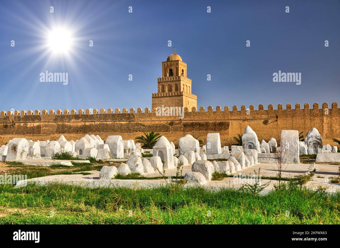 Antico cimitero musulmano vicino alla Grande Moschea di Kairouan, Sahara in Tunisia, Africa, HDR Foto Stock