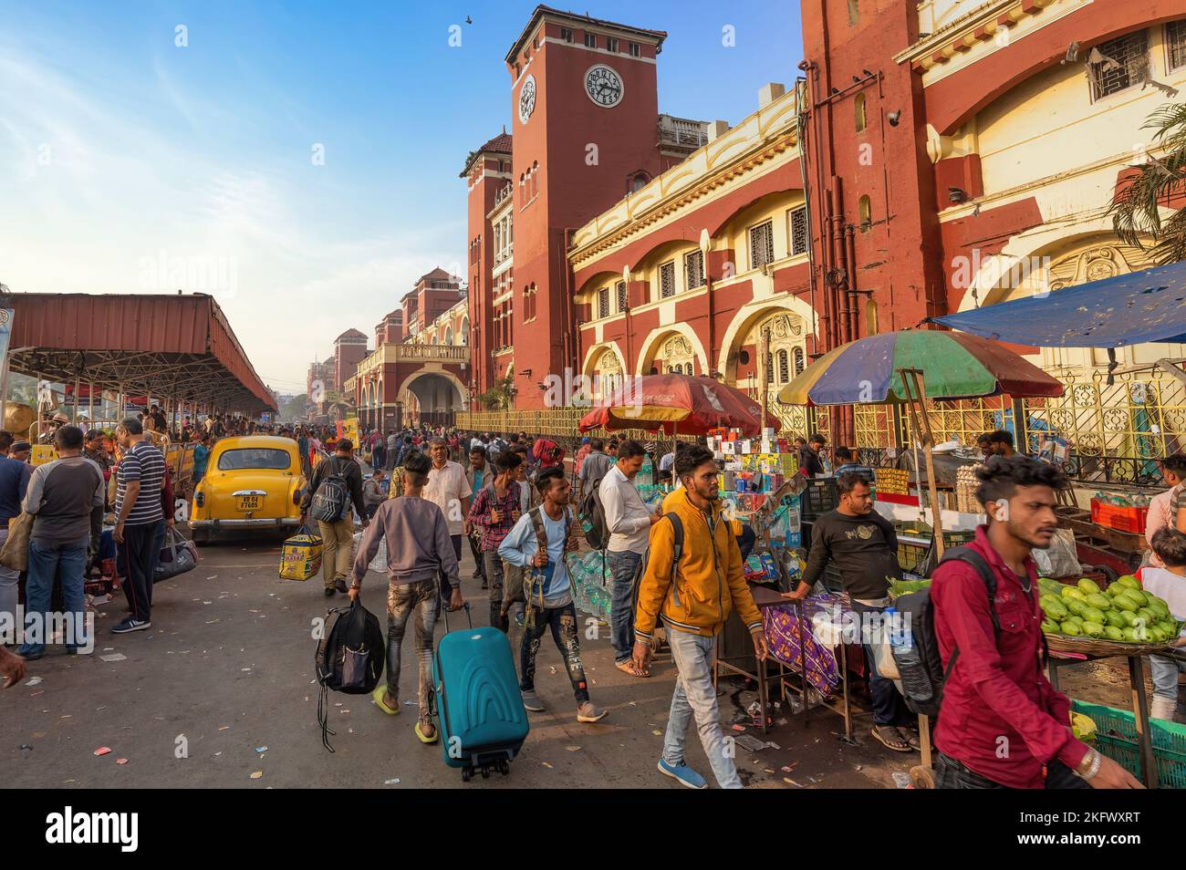 Affollata stazione ferroviaria di Howrah con vista dei pendolari e venditori a Kolkata, India Foto Stock