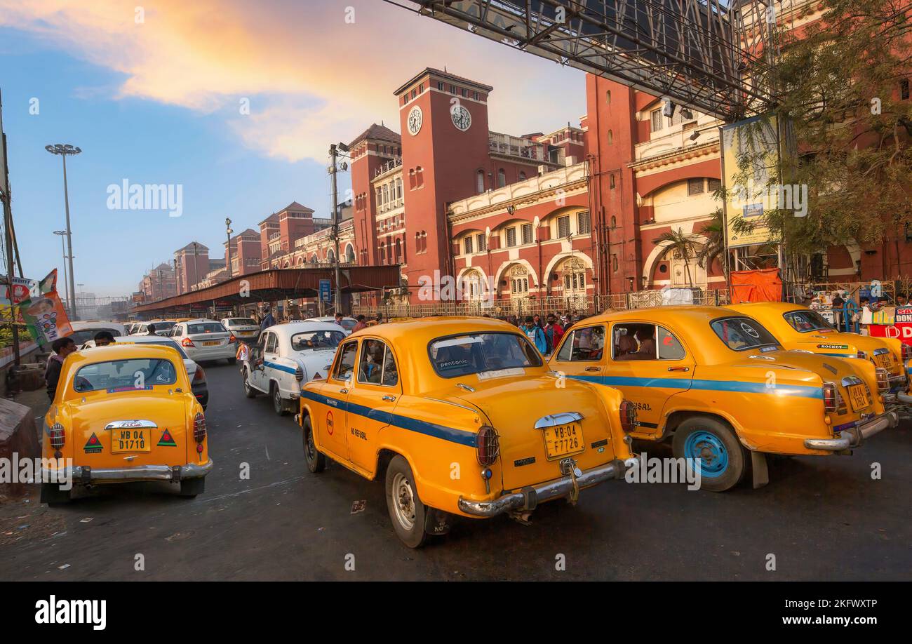 Taxi giallo in coda alla stazione ferroviaria di Howrah in attesa di passeggeri e pendolari a Kolkata, India Foto Stock