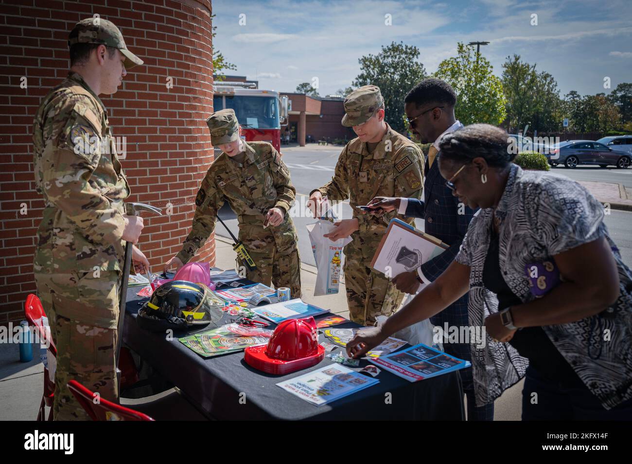 I militari assegnati allo Squadron, ingegnere civile del 4th, consegnano materiale informativo durante la settimana della prevenzione degli incendi alla base dell'aeronautica militare Seymour Johnson, North Carolina, 12 ottobre 2022. La FPW si svolge annualmente nel periodo domenica-sabato che include il 9th ottobre, l'anniversario del Grande incendio di Chicago. Foto Stock