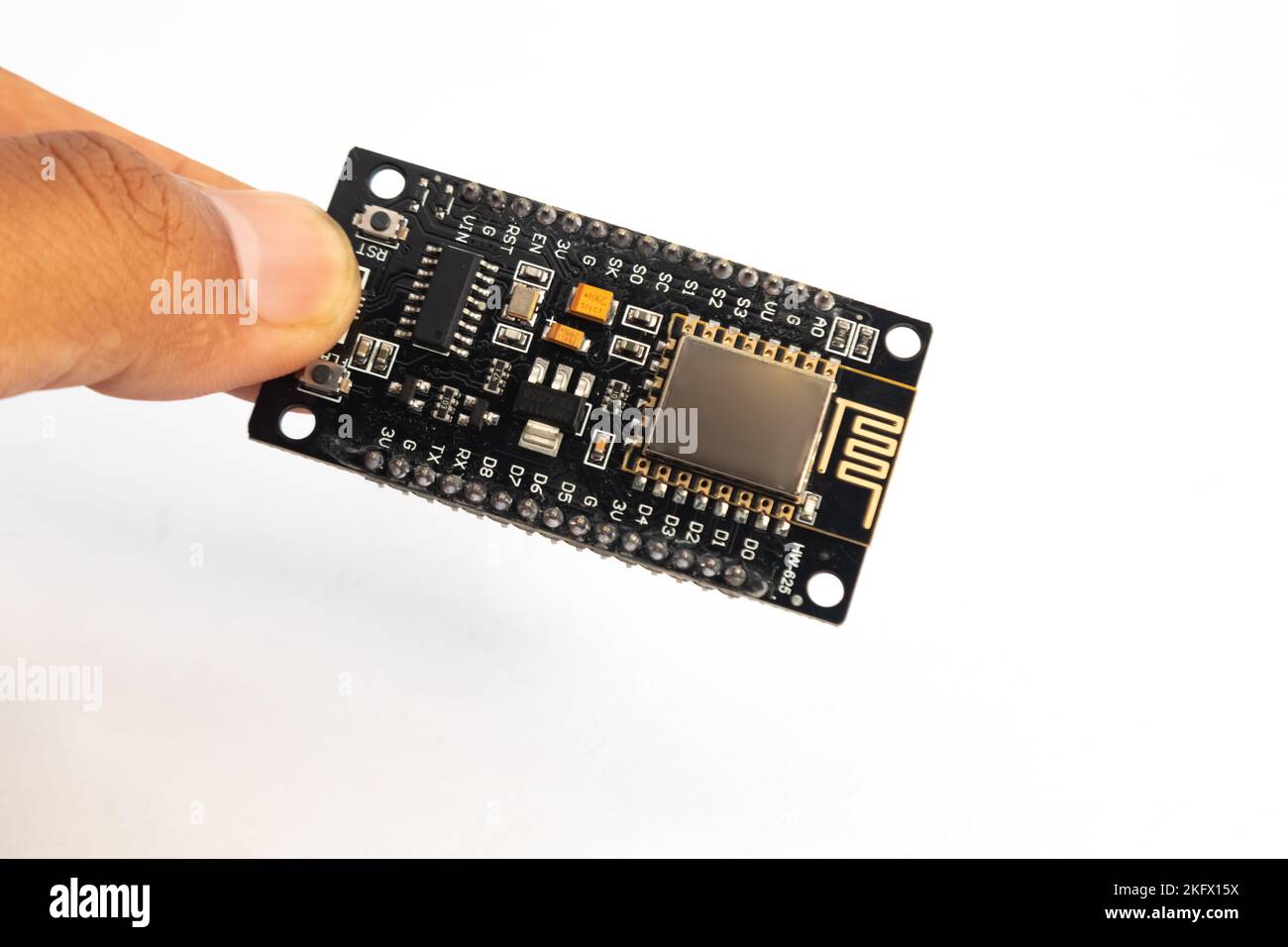 Un modulo IOT (Internet delle cose) tenuto in mano. Questo modulo viene utilizzato per gli appassionati di elettronica di materiali fai da te. Foto Stock