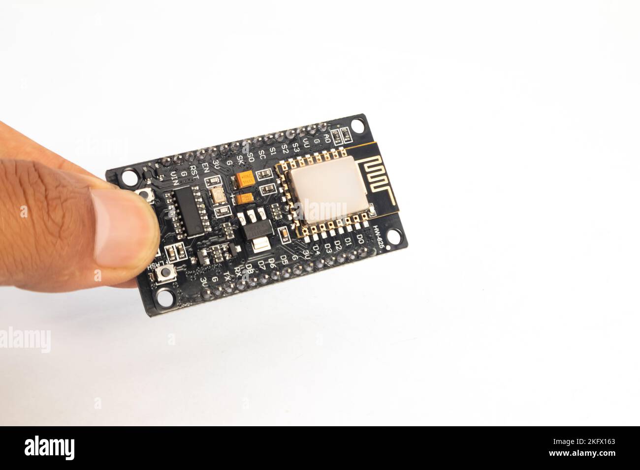 Primo piano di un modulo IOT (Internet delle cose) che tiene le mani. Questo modulo viene utilizzato per gli appassionati di elettronica di materiali fai da te. Foto Stock