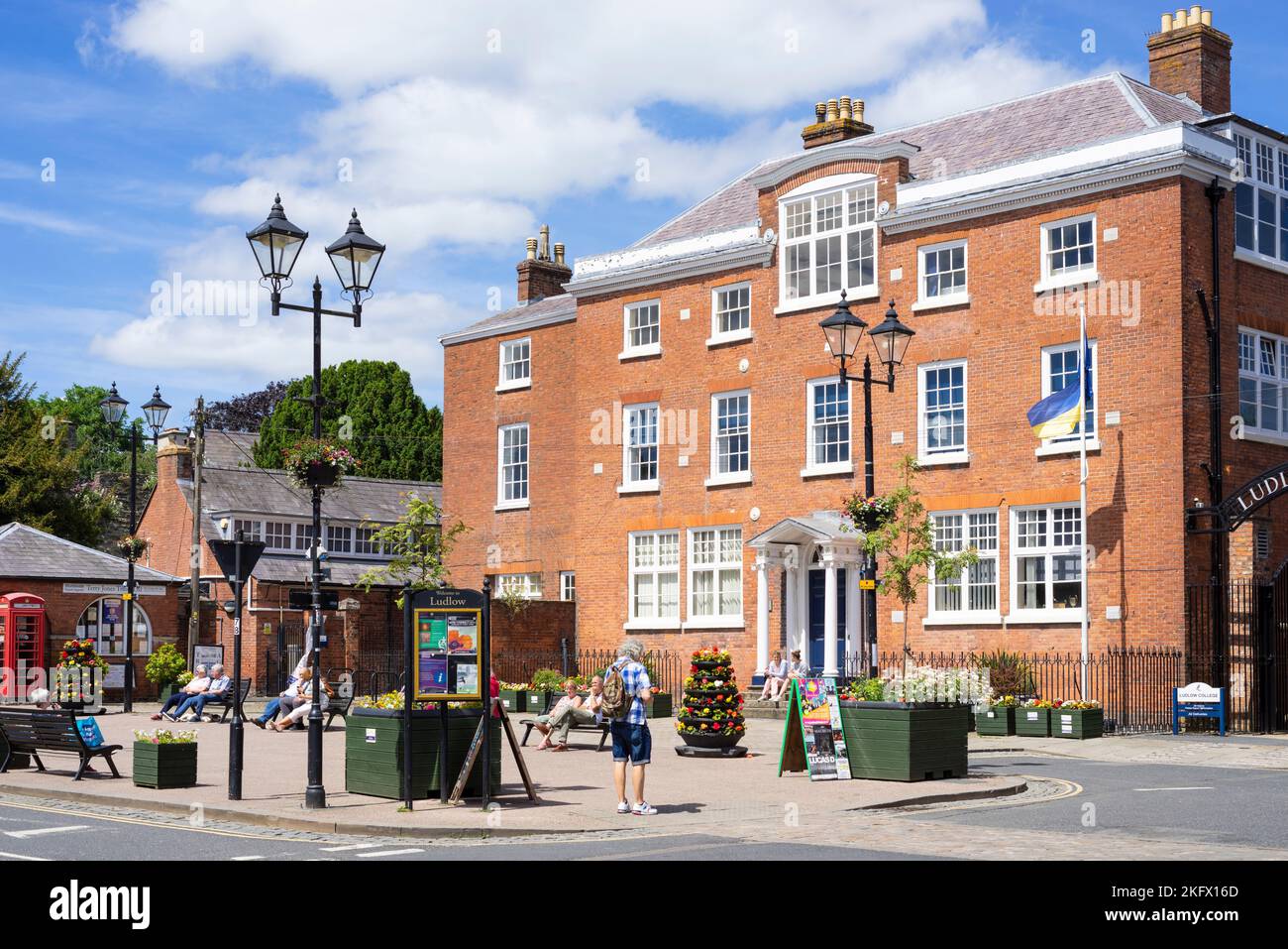 Ludlow Shropshire Ludlow College - Castle Square Campus e la gente si trovavano sul mercato Ludlow Shropshire Inghilterra UK GB Europe Foto Stock