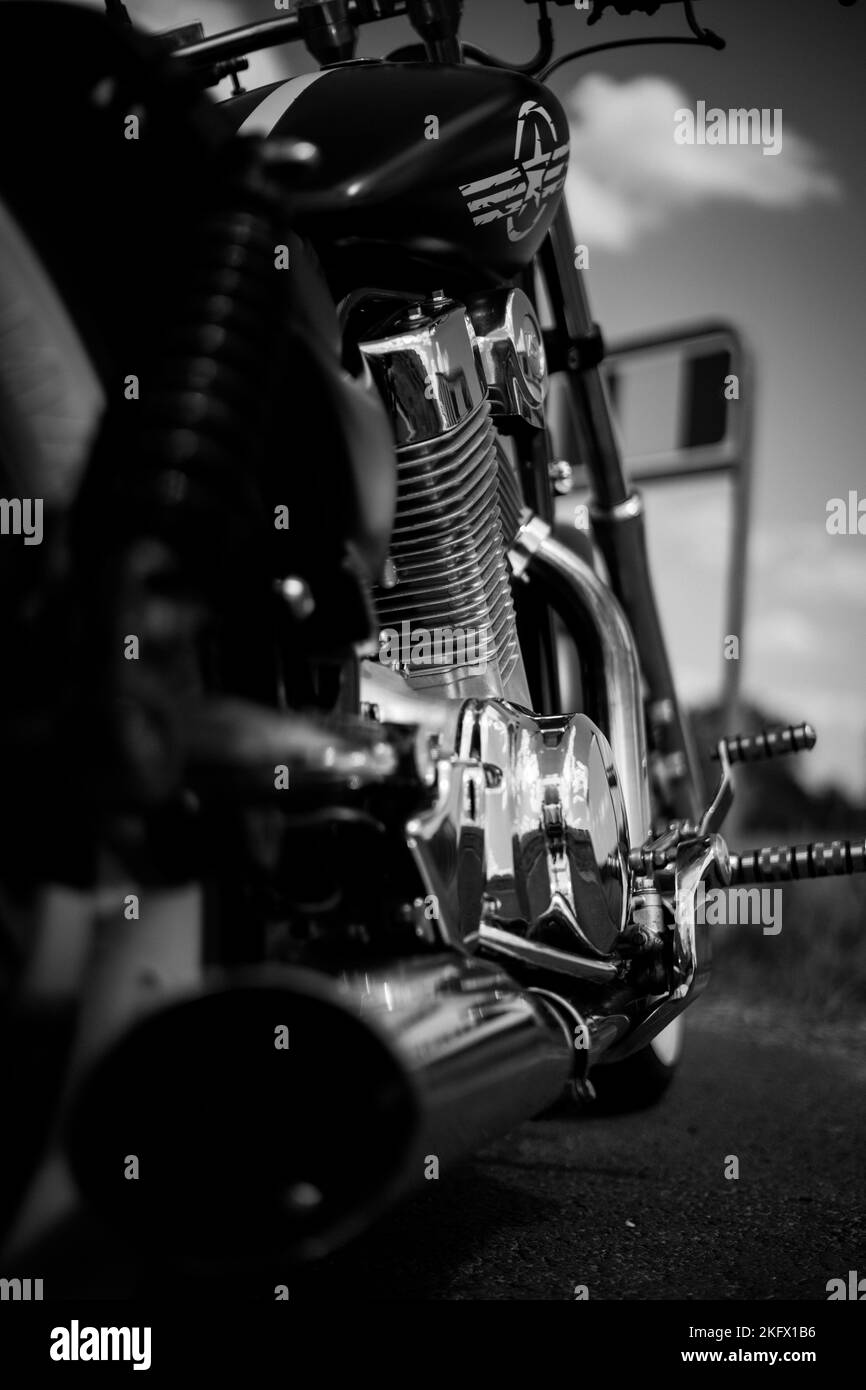 Una scala di grigi verticale del motore per moto Suzuki con sfondo sfocato Foto Stock