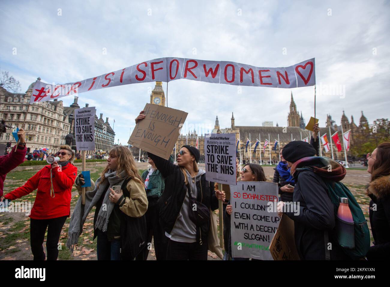 Londra, Inghilterra, Regno Unito. 20th Nov 2022. Le ostetriche fanno una protesta in Parliament Square chiedendo al governo britannico di pagare e condizioni migliori. (Credit Image: © Tayfun Salci/ZUMA Press Wire) Credit: ZUMA Press, Inc./Alamy Live News Foto Stock