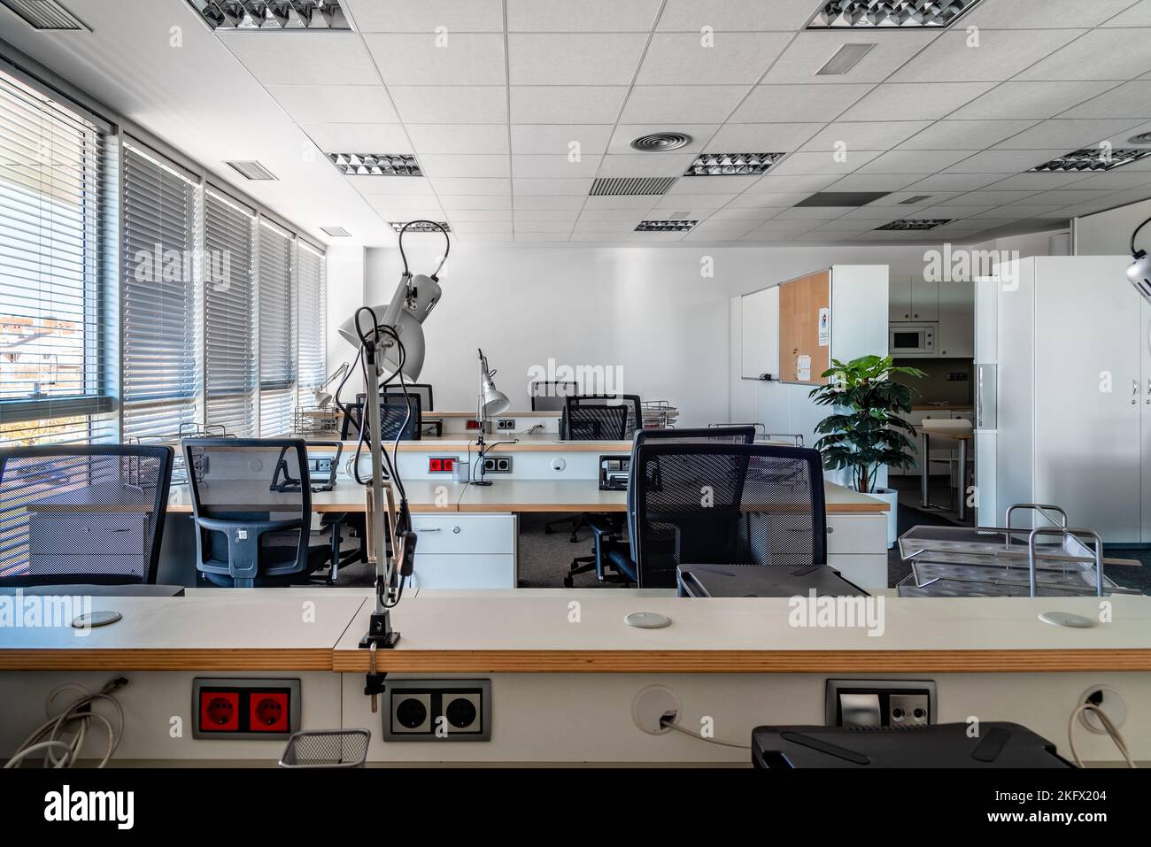Posti vuoti per i lavoratori in coworking contemporaneo. Interni per uffici aziendali di startup in un nuovo luogo di lavoro. Interni di uffici open space Foto Stock