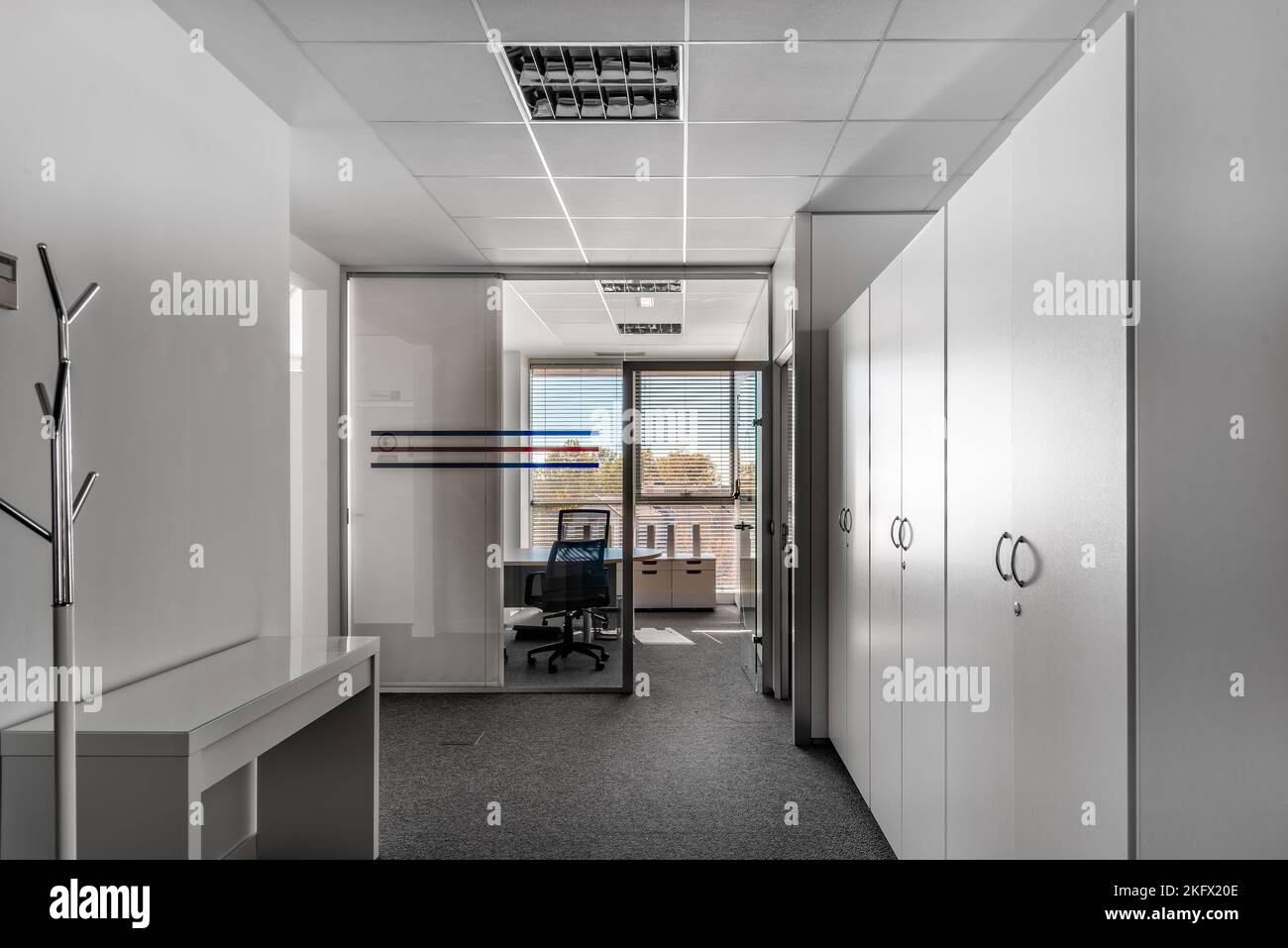 Posti vuoti per i lavoratori in coworking contemporaneo. Interni per uffici aziendali di startup in un nuovo luogo di lavoro. Interni di uffici open space Foto Stock