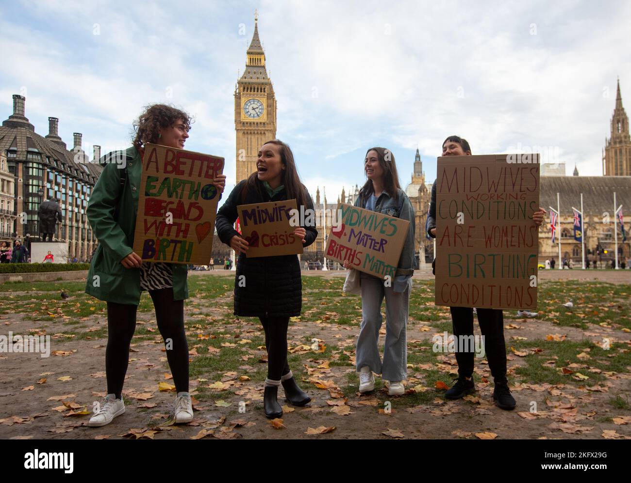 Londra, Inghilterra, Regno Unito. 20th Nov 2022. Le ostetriche fanno una protesta in Parliament Square chiedendo al governo britannico di pagare e condizioni migliori. (Credit Image: © Tayfun Salci/ZUMA Press Wire) Credit: ZUMA Press, Inc./Alamy Live News Foto Stock