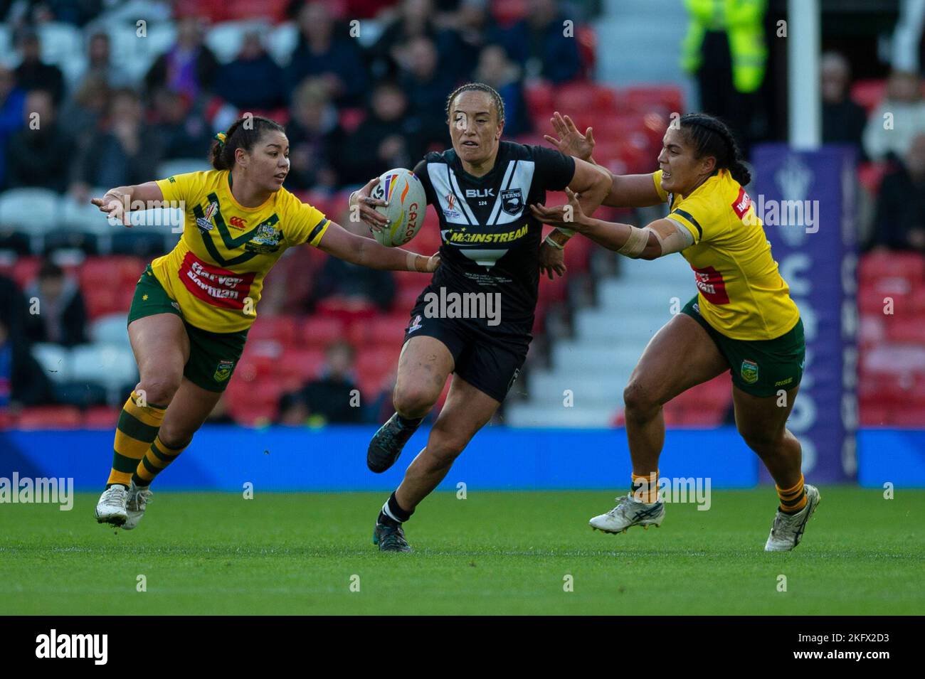 Il Capitano neozelandese Krystal Rota avanza attraverso due giocatori australiani durante la finale di Coppa del mondo di rugby femminile 2021 tra Australia e Nuova Zelanda a Old Trafford, Manchester, sabato 19th novembre 2022. (Foto: Trevor Wilkinson | NOTIZIE MI) Credit: NOTIZIE MI & Sport /Alamy Live News Foto Stock