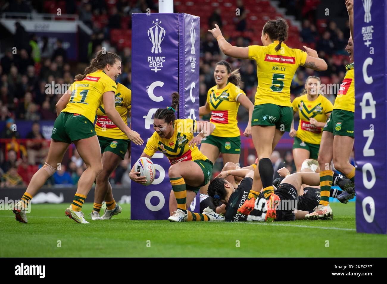 Il Kennedy Cherrington dell'Australia segna una prova durante la finale della Coppa del mondo di Rugby League 2021 tra l'Australia e la Nuova Zelanda a Old Trafford, Manchester, sabato 19th novembre 2022. (Foto: Trevor Wilkinson | NOTIZIE MI) Credit: NOTIZIE MI & Sport /Alamy Live News Foto Stock