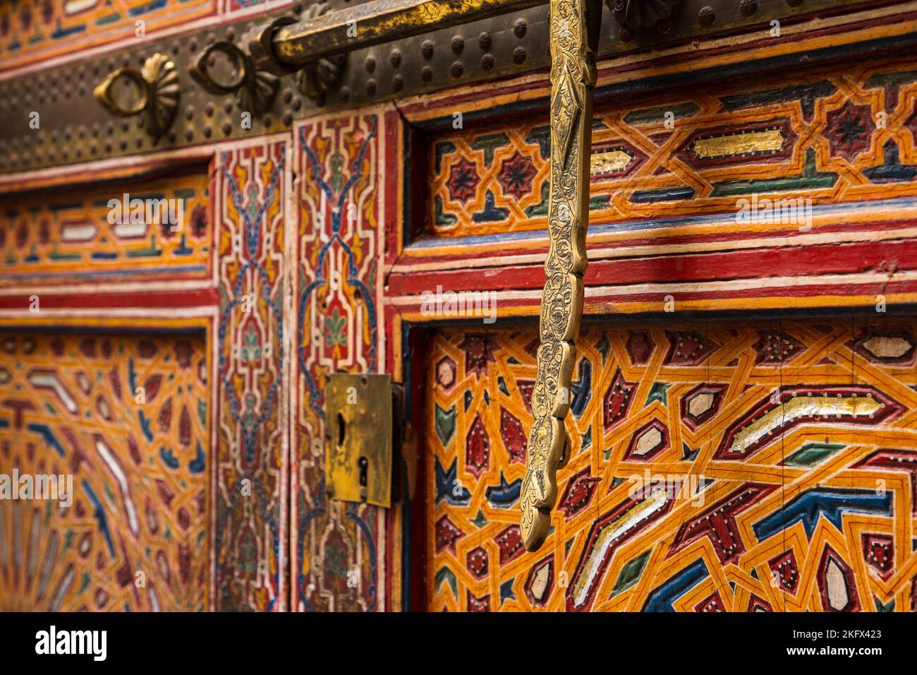 Particolare della porta decorativa in legno nella medina di Fez, Marocco Foto Stock