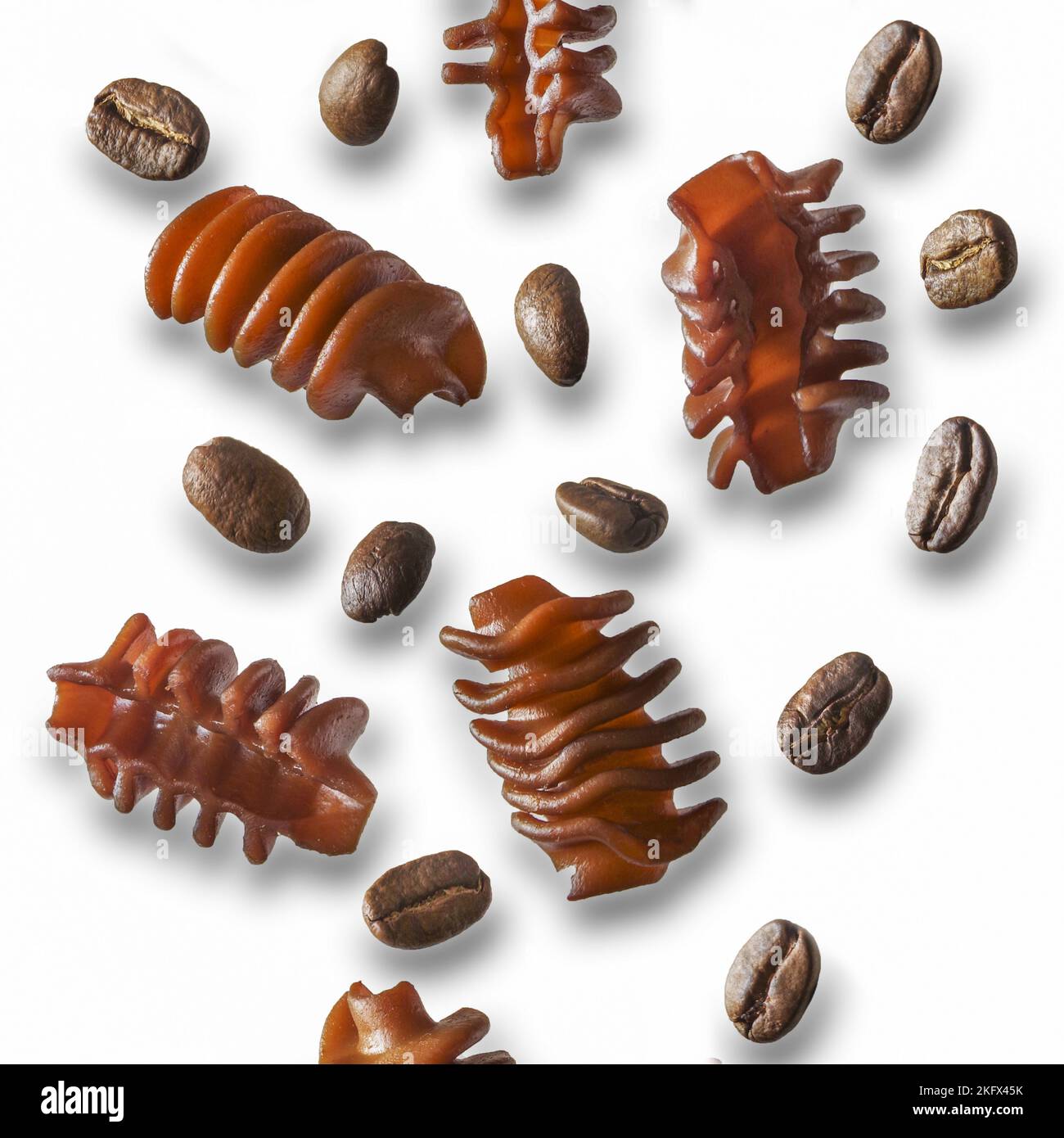 Pasta al caffè e chicchi di caffè in movimento su sfondo bianco Foto Stock