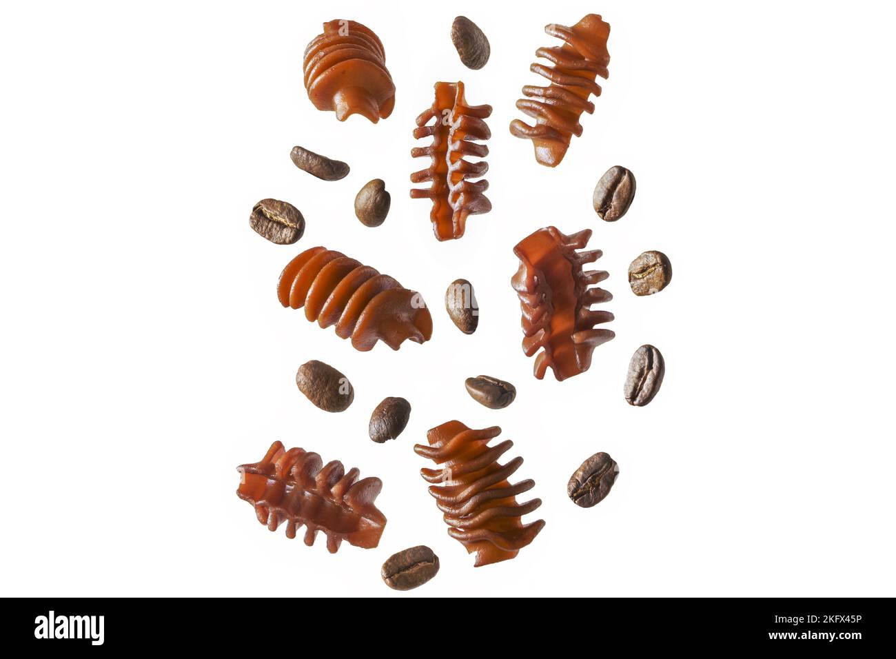 Pasta al caffè e chicchi di caffè in movimento su sfondo bianco Foto Stock
