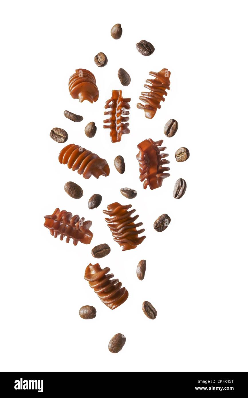 Pasta al caffè e chicchi di caffè in movimento su sfondo bianco Foto Stock