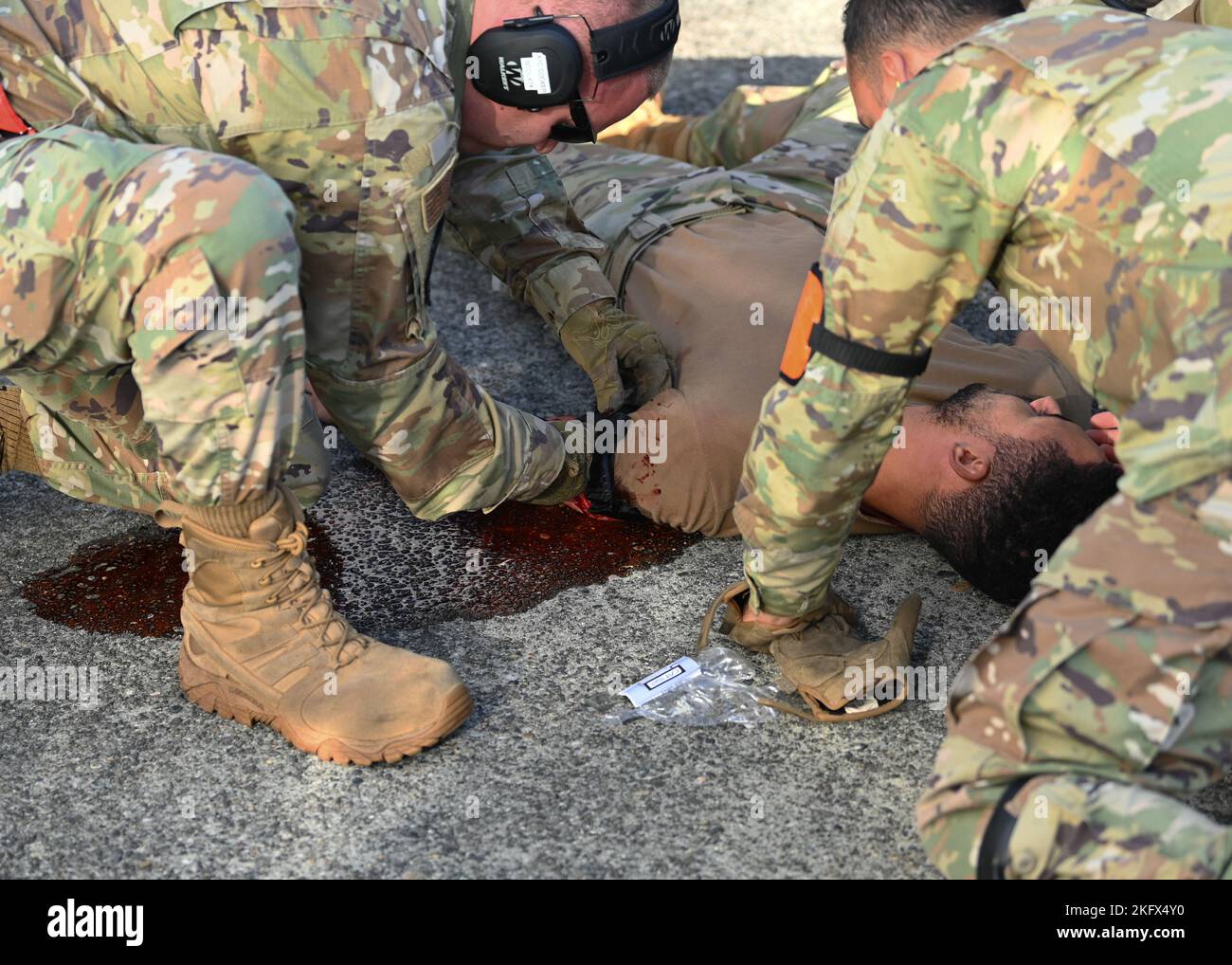 Team McChord Airmen assistere a una simulazione di emergenza medica durante l'esercizio Rainier War 22B presso la base congiunta Lewis-McChord, Washington, 12 ottobre 2022. Oltre alle operazioni di sollevamento aereo, il Team McChord ha anche condotto scenari di trattamento del carico e del personale, chimici, biologici, radiologici e nucleari, e di protezione della forza durante la guerra di Rainier 22B. Foto Stock