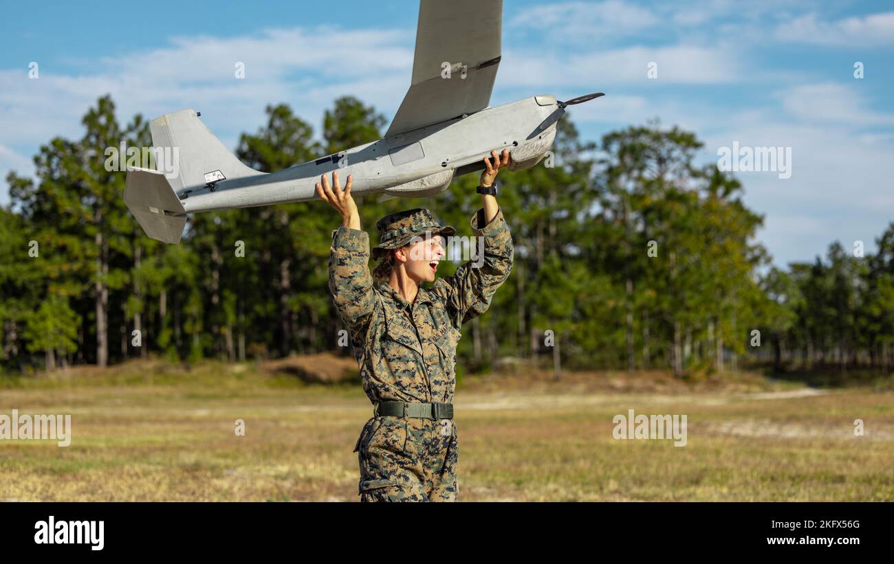 U.S. Marine Corps CPL. Makayla Keating, un muncie, Indiana, nativo e un rifleman con 3rd battaglione, 6th reggimento marino, 2D divisione marina, lancia un RQ-20B Puma durante una valutazione di preparazione al combattimento del corpo marino su Camp Lejeune, North Carolina, 12 ottobre 2022. Lo scopo di un MCCRE è di valutare formalmente la preparazione al combattimento dell'unità in preparazione allo schieramento. Foto Stock