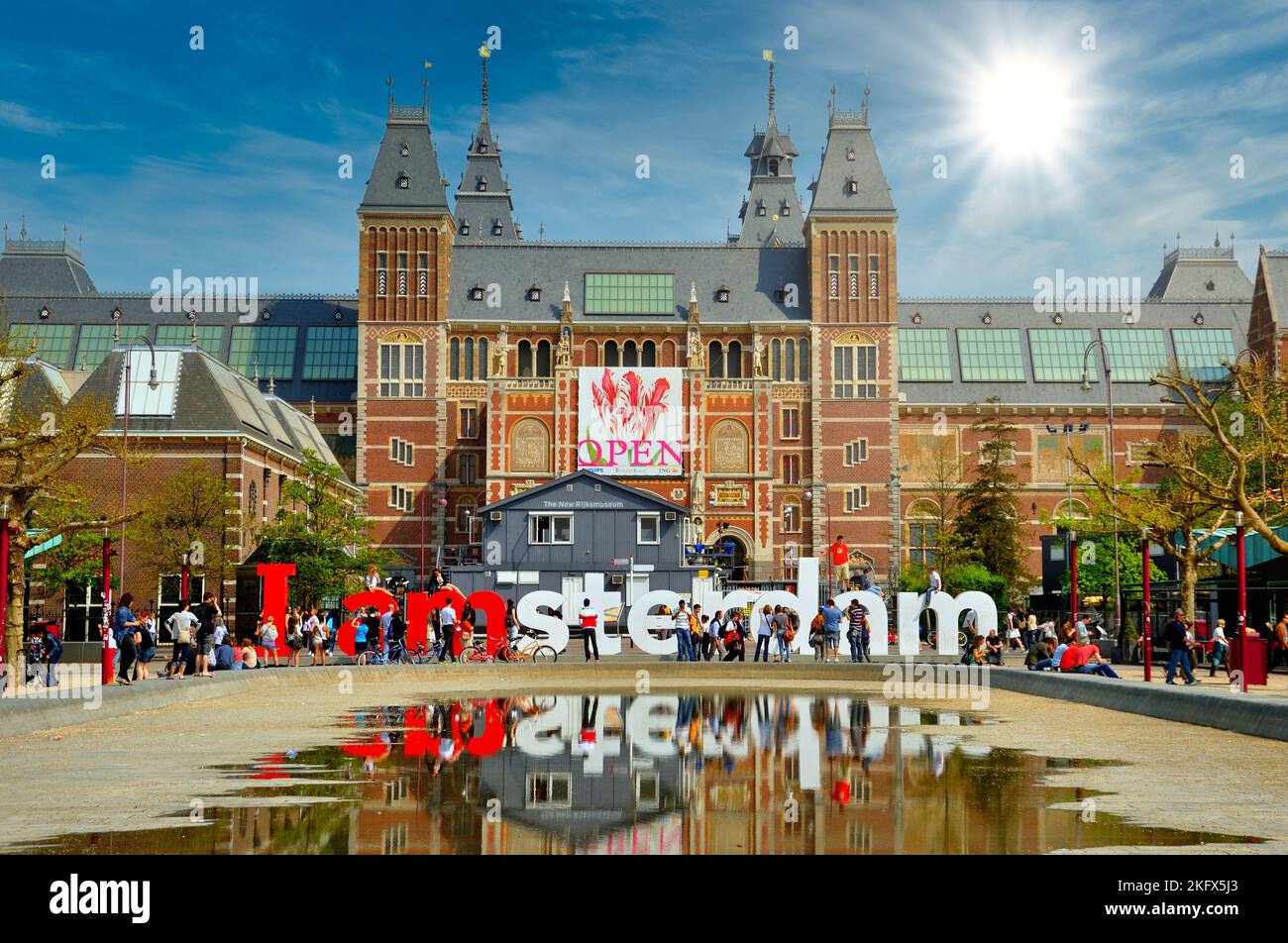 Rijksmuseum con grandi lettere ad Amsterdam, Olanda Paesi Bassi. Foto Stock